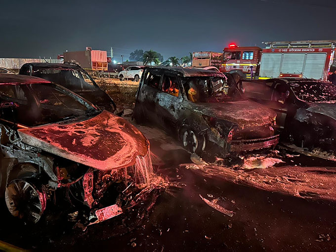 حريق بعدد من السيارات في مدينة حيفا 